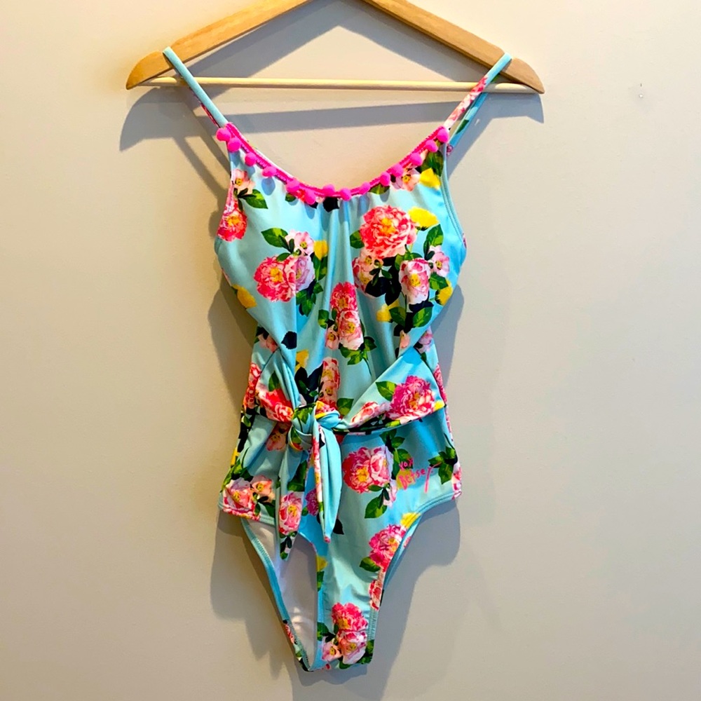 Betsy Johnson small floral swimsuit néw no tags